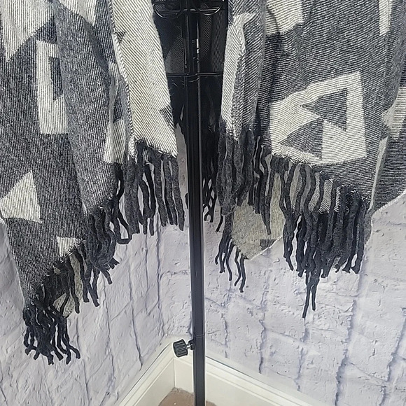 CRISTINA CHITI MADE IN ITALY Gray Aztec Fringed‎ Blanket Poncho Wrap OS - Picture 3 of 7